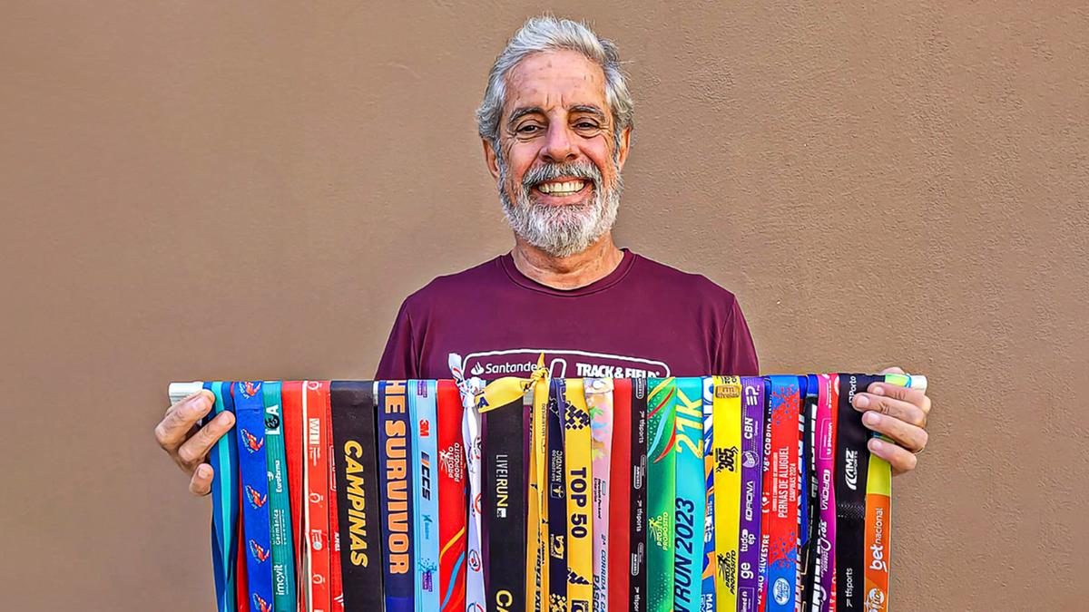 Gustavo Amaral e as medalhas que conquistou em várias distâncias (Divulgação)