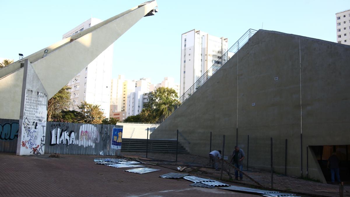 Trabalhadores removiam ontem à tarde os tapumes das obras do Centro de Convivência Cultural e, por trás deles, já estavam instalados os gradis que vão cercar toda a área do teatro (Kamá Ribeiro)