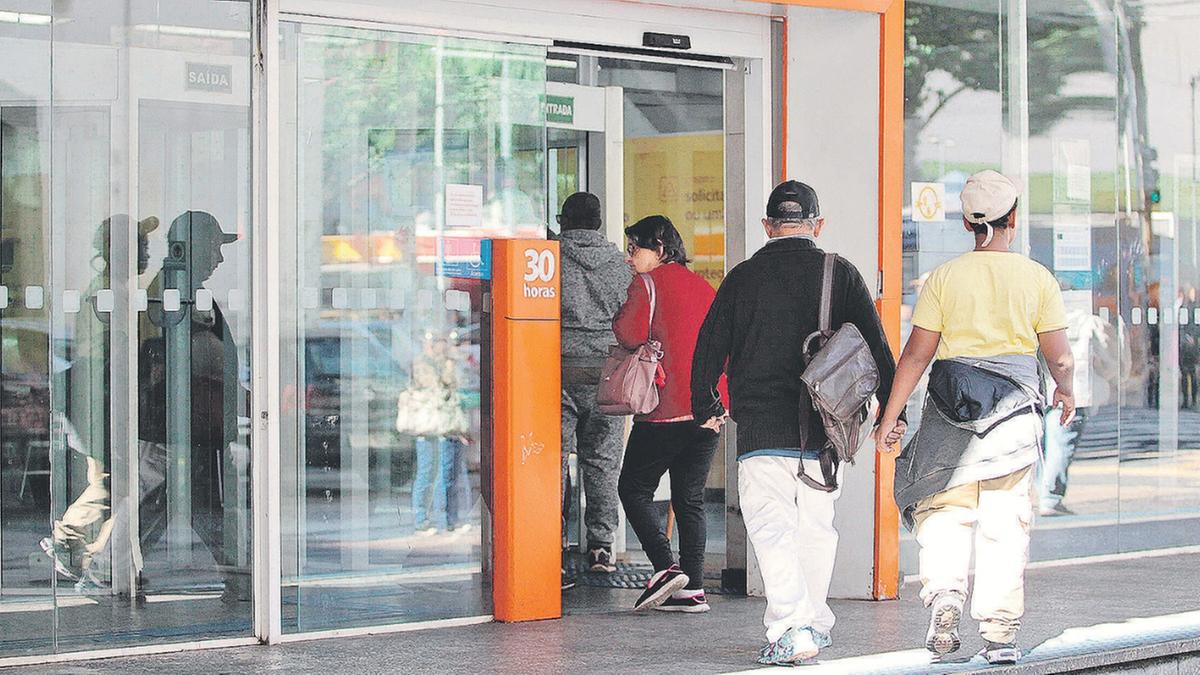 Segundo a pesquisa mensal da Serasa, 69% das dívidas com instituições financeiras estão relacionadas com cartões de crédito, 56% com empréstimos e 31% a cheque especial (Rodrigo Zanotto)