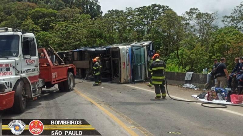 Segundo o Corpo de Bombeiros, ao menos 27 pessoas foram socorridas para o pronto-socorro de Ubatuba, 10 foram levadas para o pronto-socorro de Taubaté e outros duas para o pronto-socorro de São Luís do Paraitinga (Reprodução/ Bombeiros)