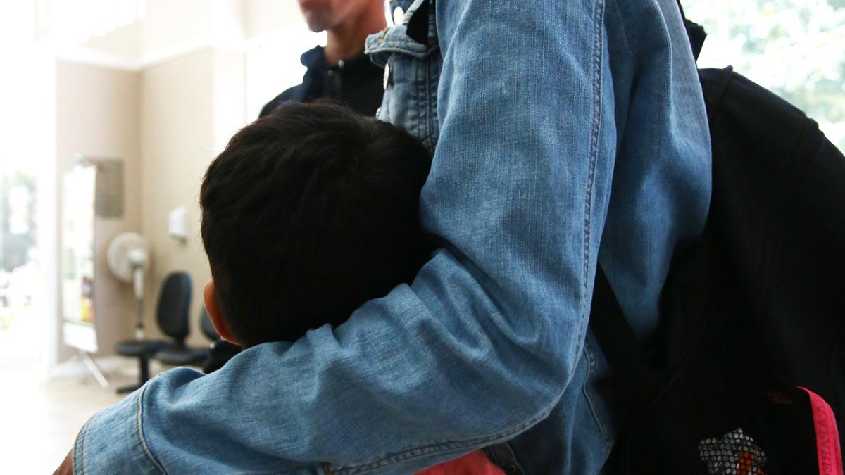 Carla Priscila Ramos e Edson Silva recorreram ao mutirão para fazer o exame de DNA e definir a paternidade do menino Victor, de 7 anos (Kamá Ribeiro)