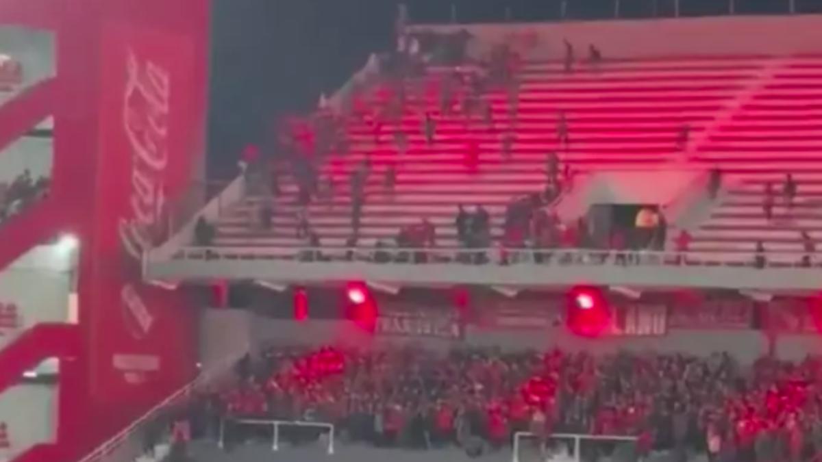 Partida entre Independiente e Universidad e de Chile, em Avellaneda, na Argentina (Reprodução/X/Esporte News Mundo)