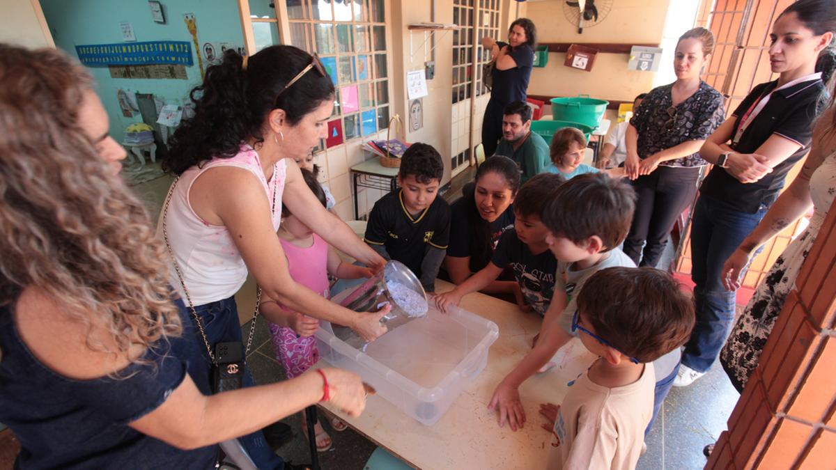 Na última quinta-feira, 28, as professoras Turma do Arco-Íris do Centro de Convivência Infantil (Ceci Parcial), da Unicamp, promoveram mais uma oficina, a primeira com a presença dos pais; em conjunto com as crianças, os adultos participaram de todas as etapas do processo de reciclagem do papel (Rodrigo Zanotto)