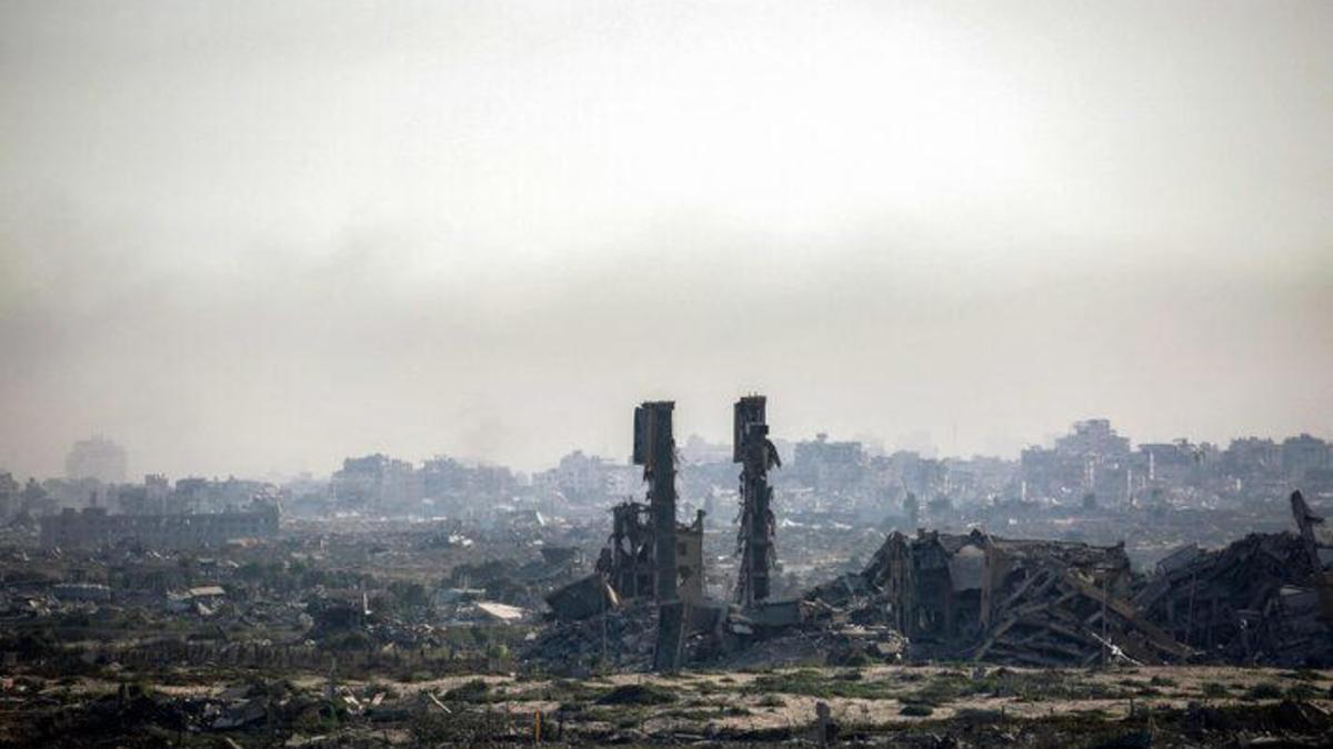 Areá destruída no campo Nuseirat para refugiados palestinos, na região central da Faixa de Gaza, em 30 de agosto (Eyad Baba/AFP)