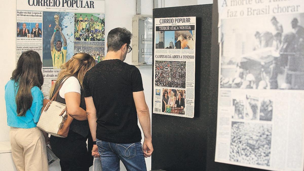 Visitantes conferem a exposição com algumas das principais capas do Correio Popular publicadas nos últimos 98 anos; jornal transformou-se em patrimônio de Campinas e região (Kamá Ribeiro)