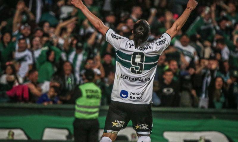 Coritiba vence no fim e aguarda rodada para celebrar acesso à Série A 