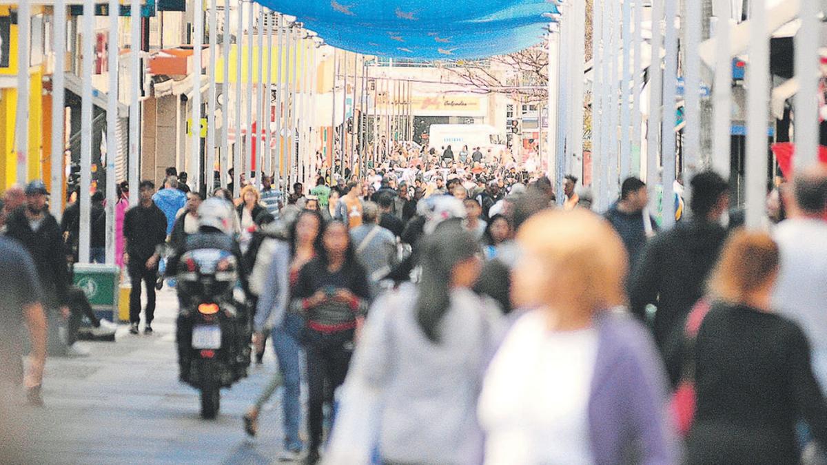 Apesar do cenário econômico desafiador, com juros altos, inadimplência e incertezas políticas e globais, o setor projeta um clima de otimismo; o ticket médio das compras deve subir, chegando a R$ 349 por consumidor (Alessandro Torres)