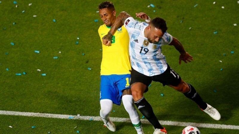 Zagueiro e atacante disputavam uma bola na linha de fundo quando o argentino desferiu uma cotovelada no rosto do brasileiro. O atacante caiu no gramado e mostrou ao árbitro que estava sangrando (Reprodução )