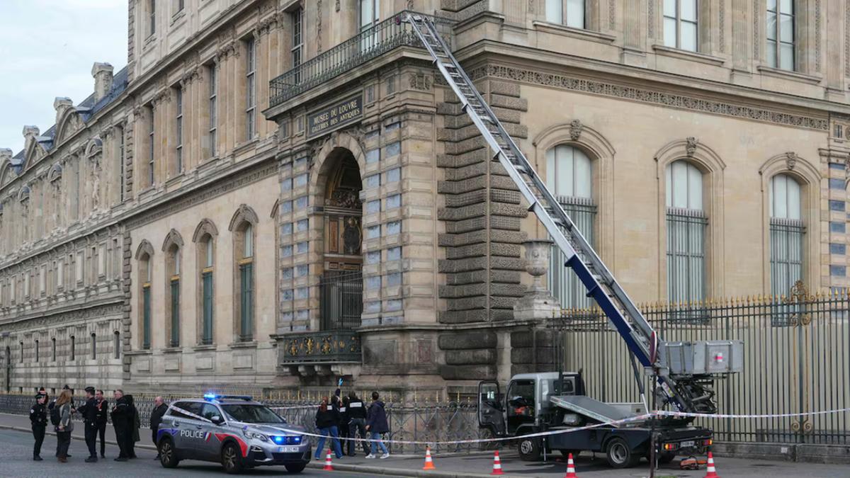 Ladrões instalaram um elevador de carga a um caminhão que foi usado para entrar no Museu do Louvre. A polícia ainda não informou como o veículo conseguiu acessar o local (Dimitar Dilkoff/DIMITAR DILKOFF)