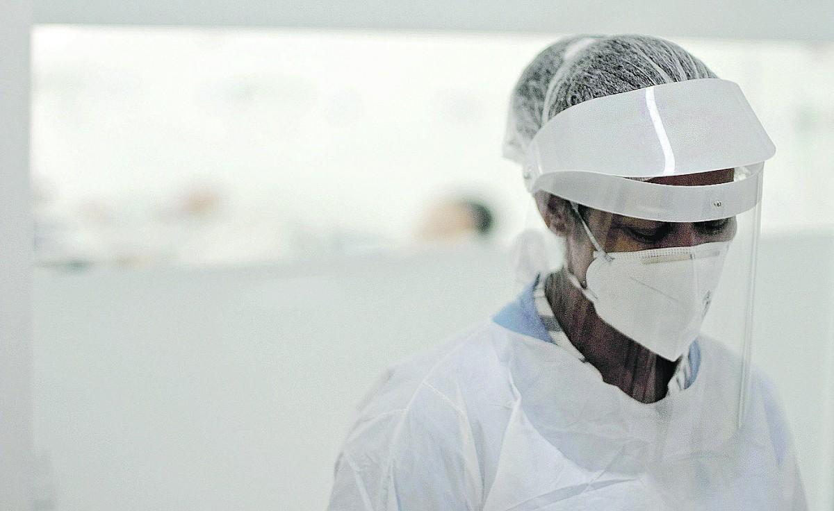 Enfermeira da Santa Casa de Campinas, com leitos de UTI exclusivos para pacientes de covid-19 ao fundo: capacidade de atendimento esgotada (Diogo Zacarias/ Correio Popular)