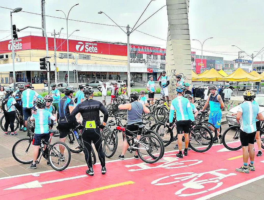 Grupo de ciclistas em ciclofaixa: pedalar em área urbana exige consciência e respeito às regras de trânsito (Divulgação/Irineu Ramos )