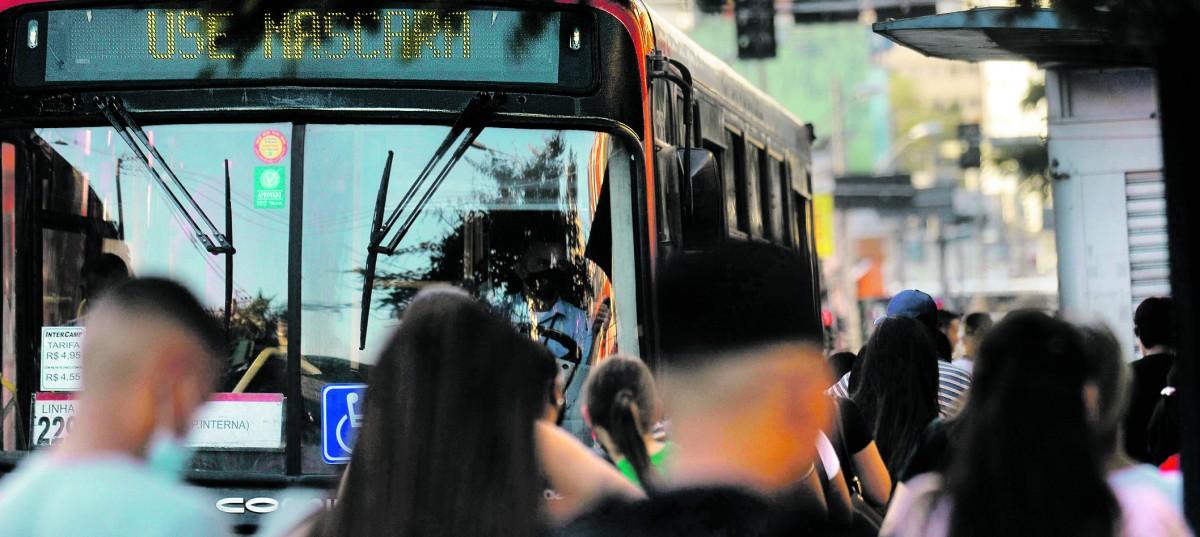 Usu&aacute;rios do sistema de transporte coletivo de Campinas em ponto da Avenida Senador Saraiva: Prefeitura informa combater aglomera&ccedil;&atilde;o em festas clandestinas, mas n&atilde;o faz o mesmo com os &ocirc;nibus (Diogo Zacarias/ Correio Popular)