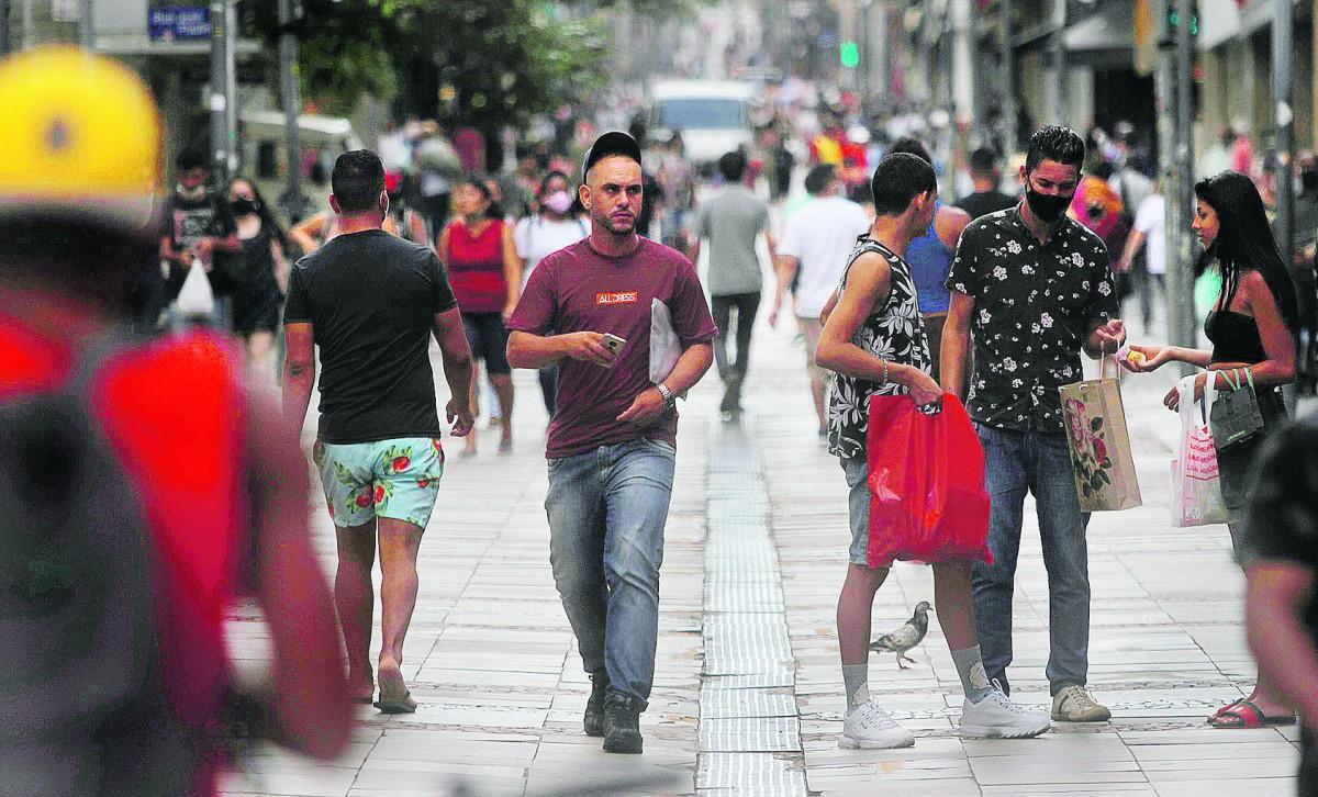 De acordo com as autoridades de saúde, situações de algomeração contribuem para o aumento expressivo da transmissão das novas variantes do coronavírus  (Diogo Zacarias/ Correio Popular)