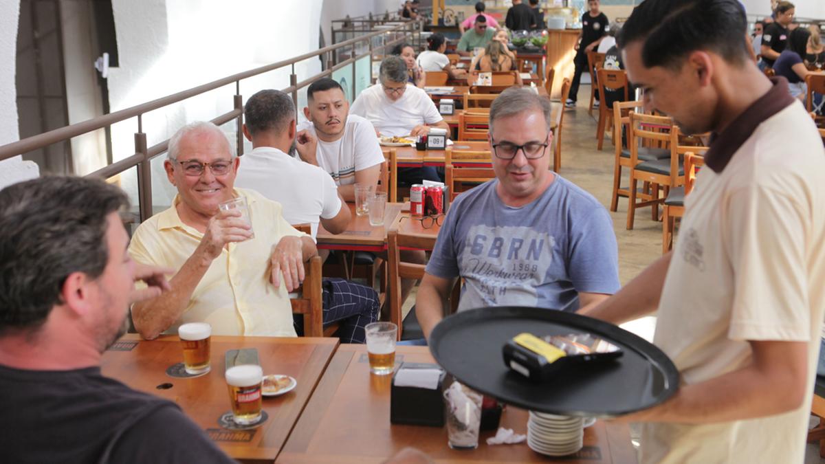 O Mercado Municipal de Campinas vai funcionar normalmente neste sábado; os boxes abrirão das 7h às 18h, enquanto os restaurantes do mezanino funcionarão das 11h às 23h (Rodrigo Zanotto)