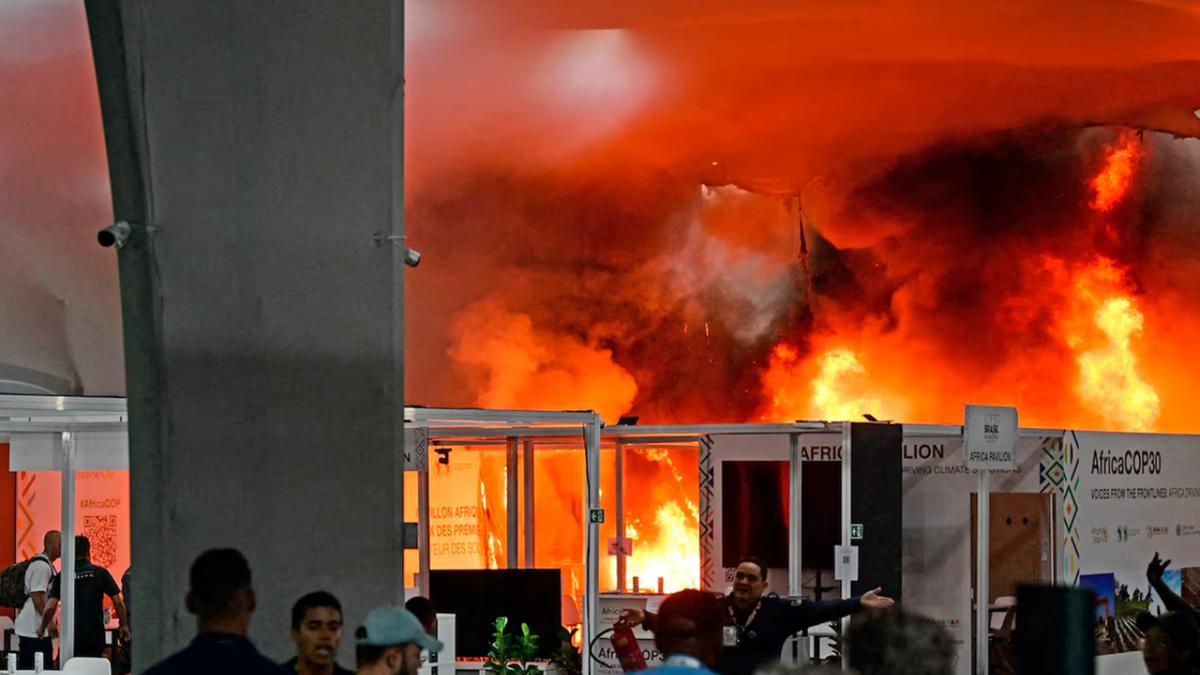 Ainda não se sabe a origem do fogo, mas a suspeita é de que tenha começado em um equipamento eletrônico (JACQUELINE LISBOA/AFP)
