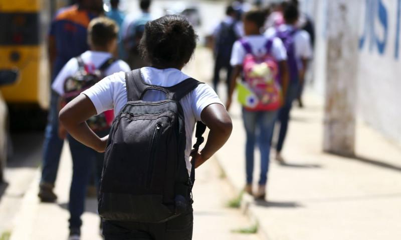 Alunos saindo de escola na Estrutural, no Distrito Federal (Marcelo Camargo/Agência Brasil)