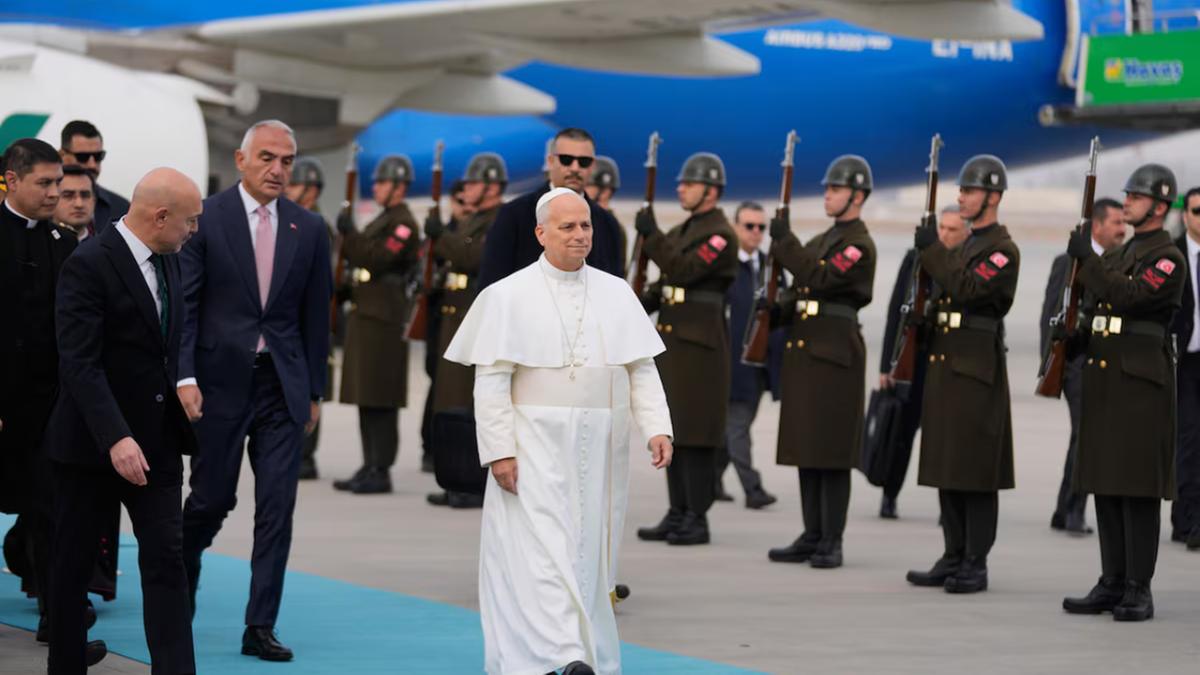 Papa desembarcou no Aeroporto internacional de Ankara, na Turquia (AP)