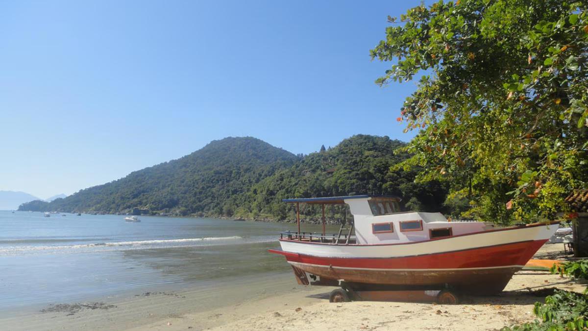 Praia do Itaguá, em Ubatuba, está entre as que estão impróprias para banhistas no litoral paulista, segundo a Cetesb (Prefeitura de Ubatuba/Divulgação)