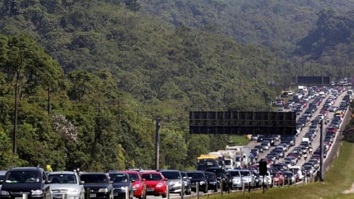 Entre 329 mil e 506 mil veículos devem utilizar as estradas para o litoral entre os dias 30 de dezembro de 2025 e 5 de janeiro (Márcio Fernandes/Estadão)