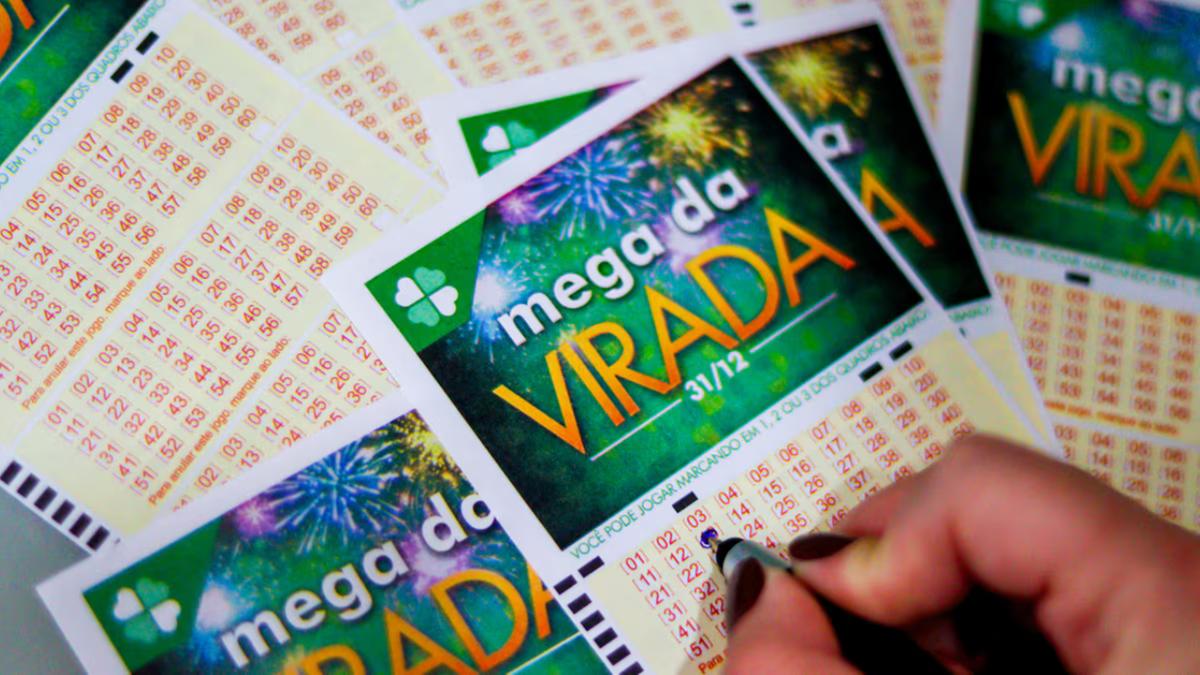 Apostadora anotando números em uma cartela da Mega-Sena da Virada (rafaelnlins/Adobe Stock)