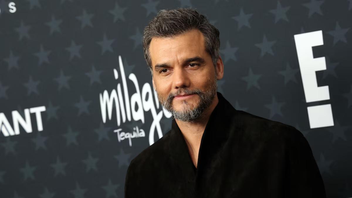 O ator Wagner Moura durante o tapete vermelho do Critics Choice Awards 2026 (Michael Tran/AFP)