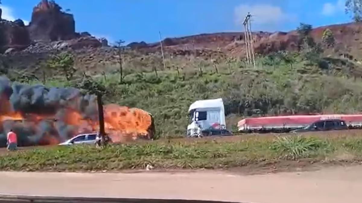 Imagem mostra o ônibus em chamas na rodovia Fernão Dias, na manhã desta sexta-feira, 9, em Igarapé (MG) (Reprodução/Redes sociais)