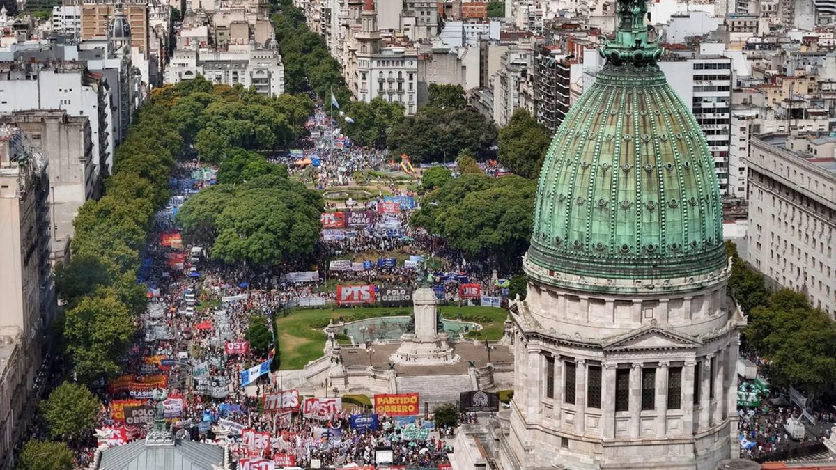 Imagens aéreas registram sindicalistas em manifestação diante do Congresso Nacional, no momento em que senadores argentinos analisavam as reformas trabalhistas apresentadas pelo governo libertário do presidente Javier Milei, que defende as medidas como estratégia para atrair investimentos e estimular a retomada do crescimento econômico. Entidades representativas dos trabalhadores, entretanto, argumentam que as mudanças significariam perda de direitos. A sessão foi realizada em Buenos Aires, Argentina, em 11 de fevereiro de 2026. (REUTERS/Martin Cossarini)