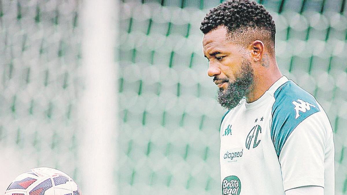 Contrato do lateral-direito Cicinho termina em março e não deve ser renovado para a disputa da Série C (Raphael Silvestre - Guarani FC)