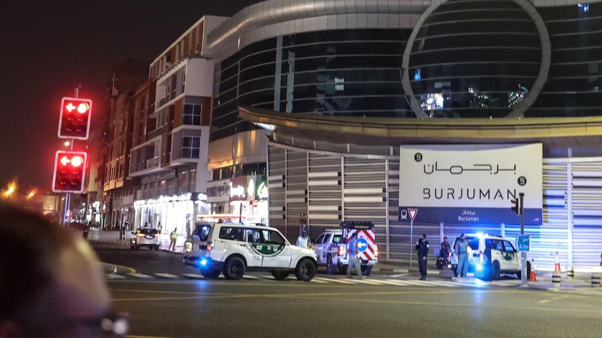 Veículos da polícia dos Emirados Árabes Unidos são posicionados perto do Consulado dos EUA em Dubai nesta terça-feira, 3 (Fadel Senna/AFP)