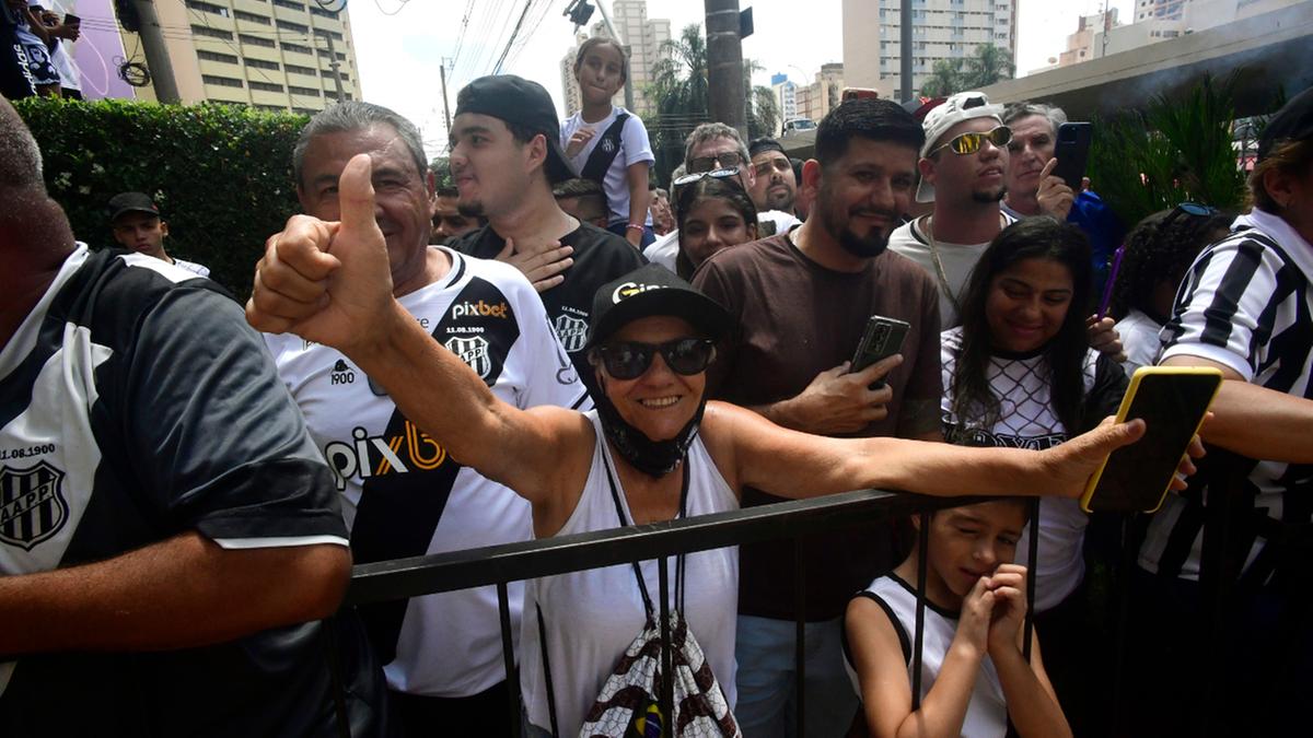 Torcedora da Ponte Preta durante o clássico contra o Guarani no dérbi 213, disputado no Estádio Moisés Lucarelli, em Campinas (Marcos Ribolli/PontePress)