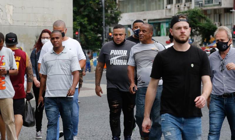 Movimentação de pessoas no centro da cidade no primeiro dia de flexibilização do uso de máscaras ao ar livre no Estado do Rio de Janeiro. (28/10/2021/Fernando Frazão/Agência Brasil)