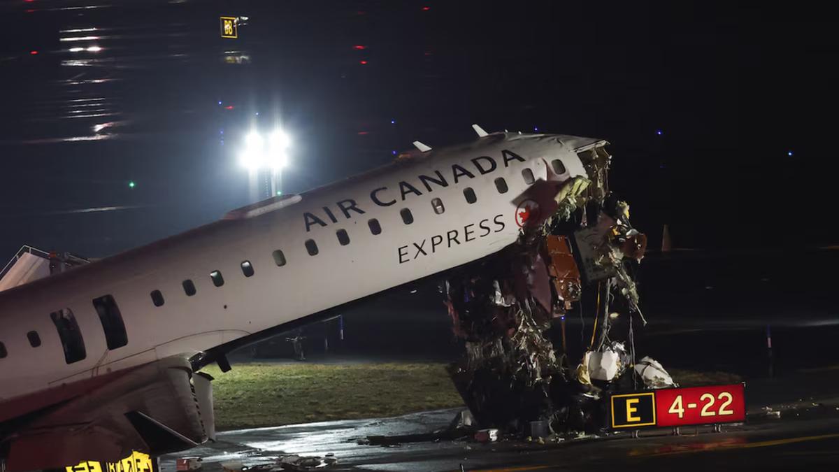 Aeroporto LaGuardia suspende voos após colisão entre avião da Air Canada e veículo em Nova York (ANGELA WEISS)
