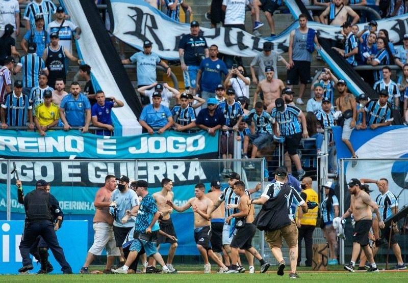 Torcedores invadiram o gramado da Arena Grêmio, depois da derrota para o Palmeiras pela 29ª rodada do Brasileirão (Divulgação)