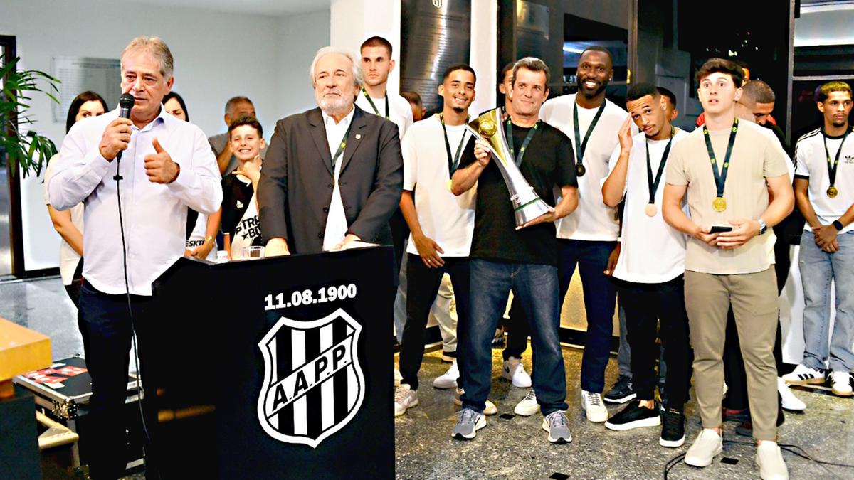 Em janeiro, parte do elenco pontepretano participou de uma cerimônia que marcou a chegada da taça no Majestoso (Marcos Ribolli)