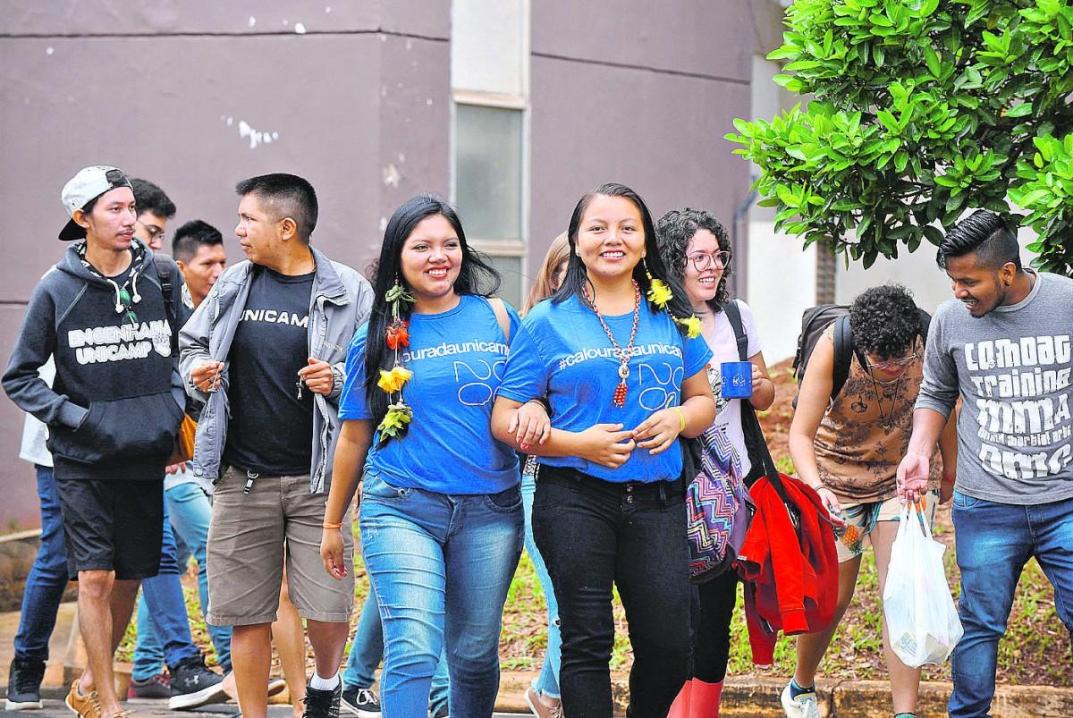 Estudantes indígenas no campus da Unicamp e o aluno de Engenharia Elétrica Arlindo Baré: conhecimento acadêmico ajuda a dar voz às etnias  (Divulgação/ Unicamp)