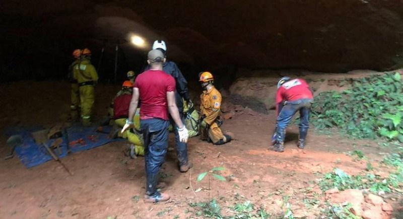 Os trabalhos para resgate das vítimas  tiveram início durante a madrugada de domingo 31), mobilizando aproximadamente 75 homens do Corpo de Bombeiros ao longo do dia (Divulgação)