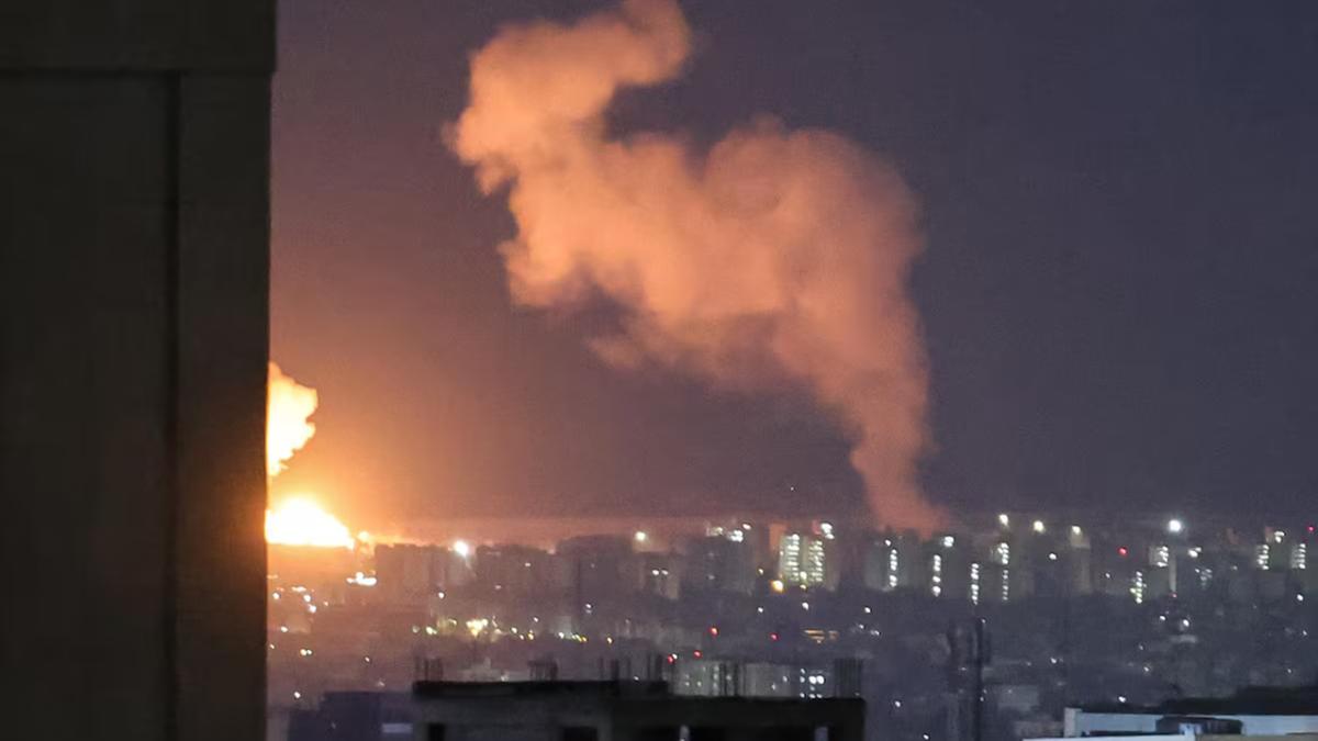 Bombardeio americano atinge posições iranianas em Teerã no dia 6 de março (Atta Kenare/AFP)