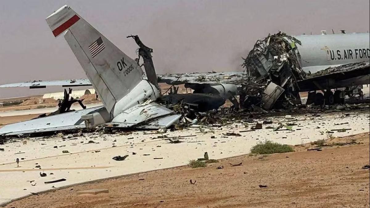 Imagens verificadas mostram aeronave AWACS atingida em base saudita; ataque deixou 12 militares americanos feridos, 2 em estado grave (UGC/AFP)