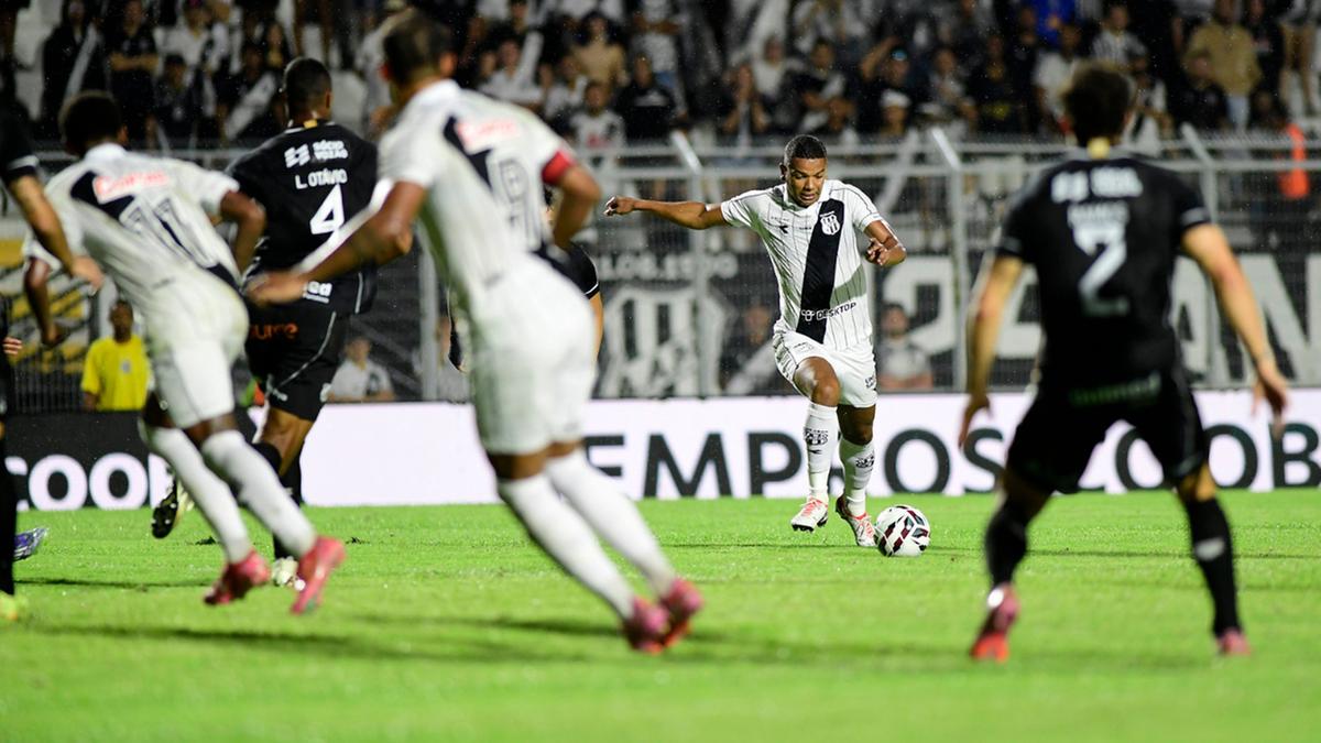 Ponte Preta durante partida contra o Ceará pela 2ª rodada da Série B do Campeonato Brasileiro (Marcos Ribolli / PontePress)