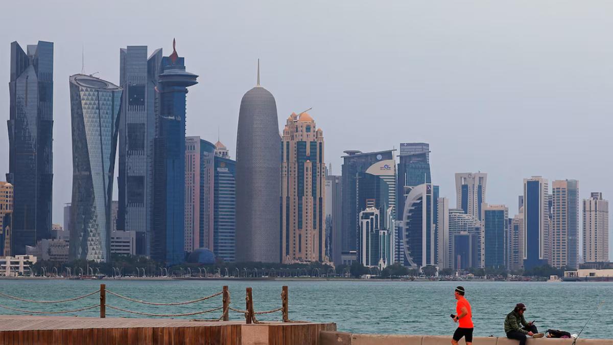 Turistas caminham por Doha, no Catar (Karim Jaafar/AFP)