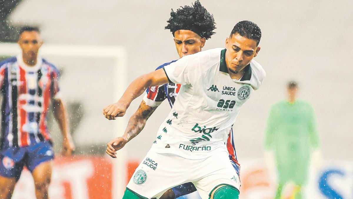 Sob forte chuva e com gramado pesado, o Bugre dominou as ações da partida, mas pecou na hora de finalizar (Ronald Felipe)
