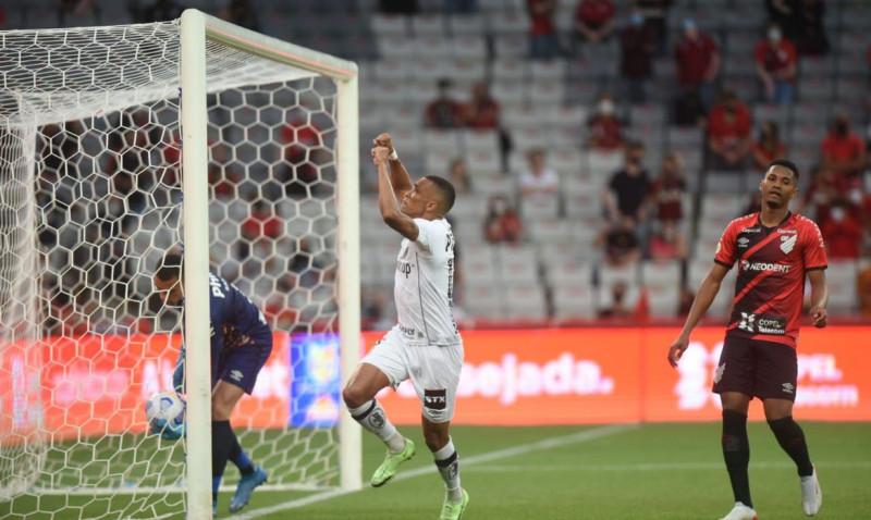 Santos derrota Athletico-PR e se afasta do Z4 do Brasileiro 