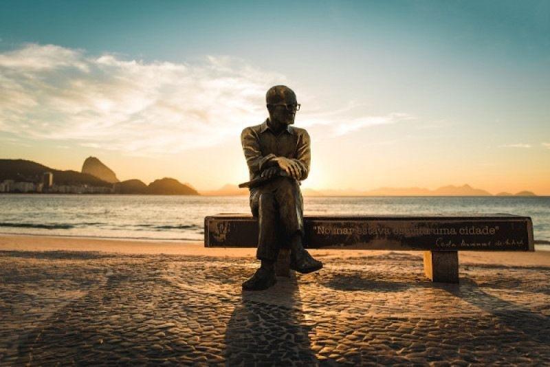 Estátua de Drummond, no Rio: este ano celebra-se o aniversário de 119 anos de nascimento do poeta - ele morreu em 1987 (Divulgação)