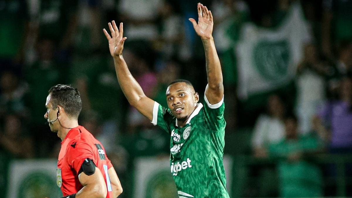 Hebert comemora um dos gols da vitória diante do Volta Redonda, domingo, no Brinco de Ouro, em partida válida pela segunda rodada da Série C (Raphael Silvestre/Guarani FC)
