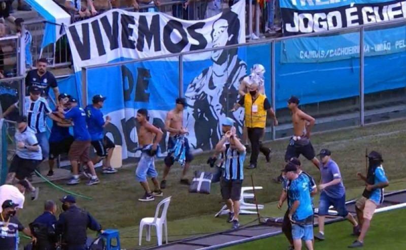 A derrota por 3 a 1 para o Palmeiras e a situação do Grêmio no Campeonato Brasileiro revoltaram um grupo de torcedores (Divulgação)