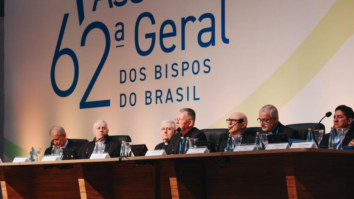 Bispos na mesa de abertura da 62ª Assembleia Geral da Conferência Nacional dos Bispos do Brasil (CNBB), iniciada na quarta-feira, 15, em Aparecida (SP), com programação até a próxima sexta-feira, 24 (Fiama Tonhá)