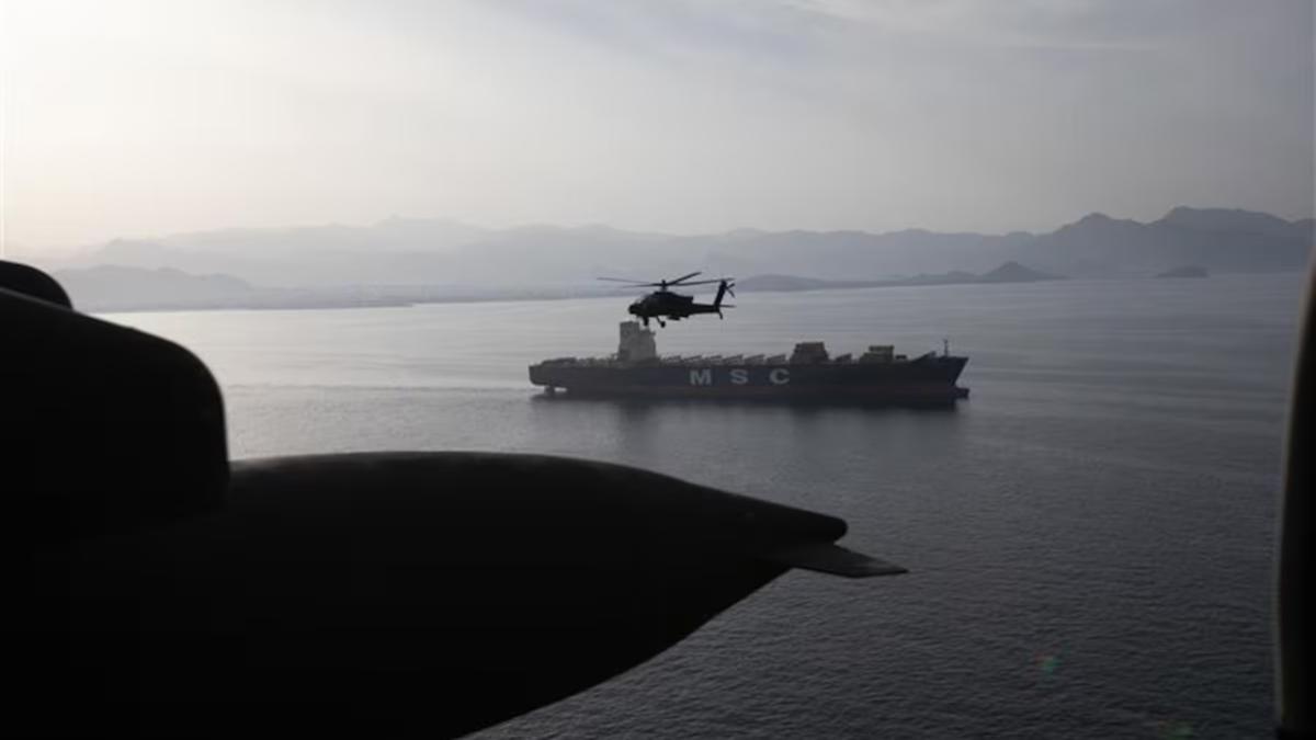 Mais cedo, os EUA afirmam que dispararam contra o navio e que o apreenderam porque ele havia cruzado a linha de bloqueio após ignorar múltiplos avisos. Foto CENTCOM/ US Army (CENTCOM/ US Army)