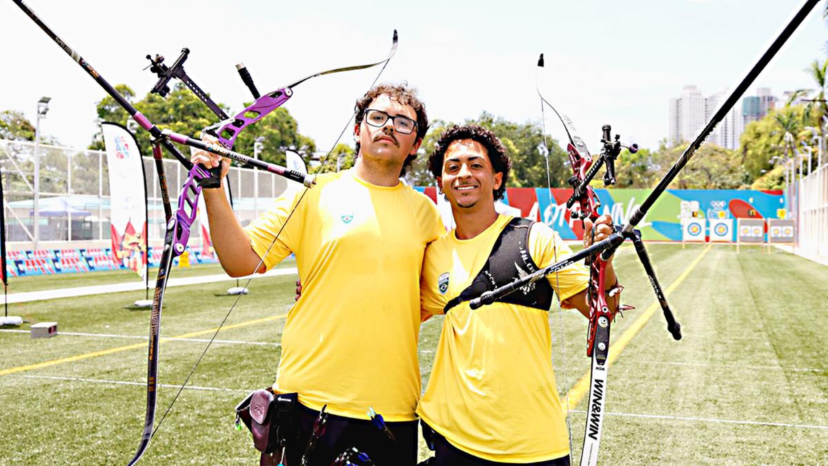 Felipe Tim (à esquerda) e Lucas Wudson superaram dupla argentina na final da disputa por equipes do arco recurvo (Juliana Ávila/COB)