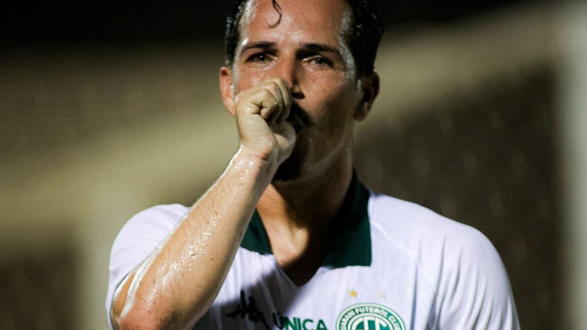 O atacante Guilherme Cachoeira, de 1,67m de altura, comemora o gol de cabeça marcado no empate por 2 a 2 contra a Ferroviária, em Araraquara (Raphael Silvestre\Guarani FC)
