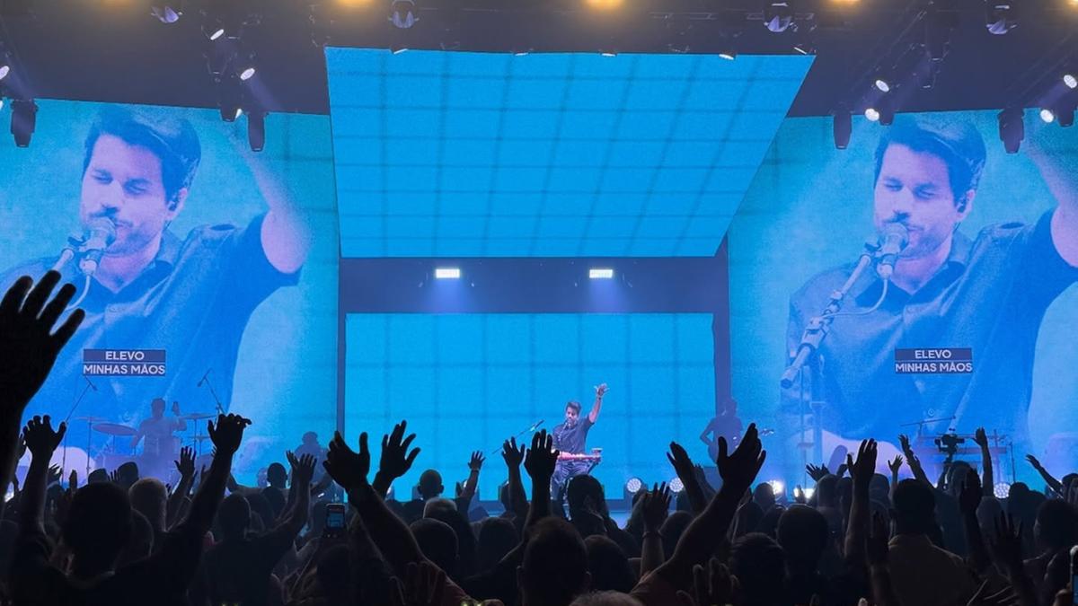 Devoção, emoção e variedade de tons com efeitos especiais e letras motivacionais são levadas ao palco por nove artistas, entre eles o cantor e tecladista Gabriel Guedes (Divulgação)